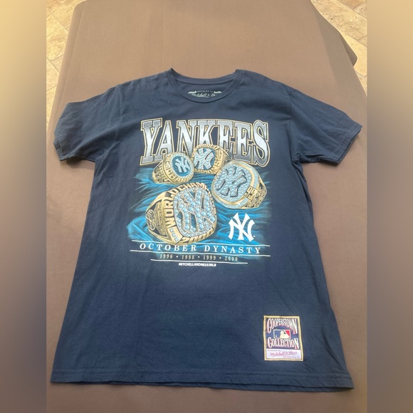 Cooperstown collection YANKEES October Dynasty shirt
Size M
by Mitchell & Ness - Picture 2 of 4